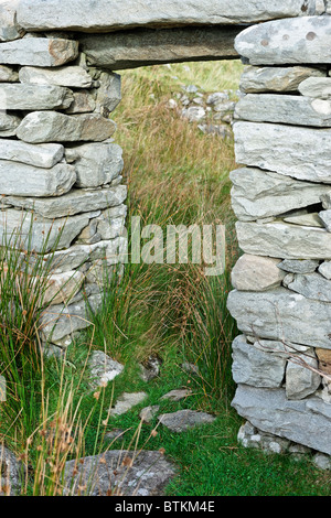 Porta di una pietra a casa, Slievemore Achill Island, nella contea di Mayo, Connaught, Irlanda. Foto Stock