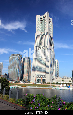 Vista di Minato Mira 21 distretto e Landmark Tower a Yokohama Giappone Foto Stock