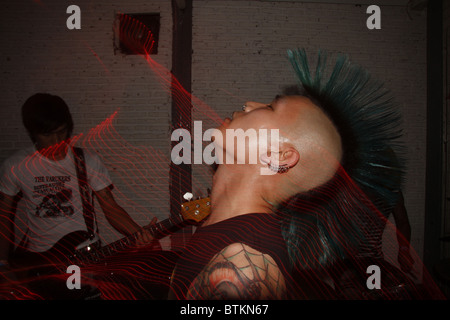 Il cantante dei tutti Dirtys, un Thai punk band, eseguendo a Bangkok, in Thailandia Foto Stock