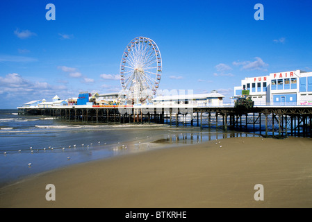 Blackpool Central Pier and Beach, Lancashire England UK English piers beaches big wheel amusements funfair Foto Stock