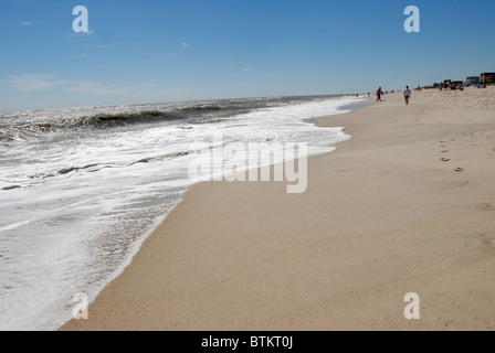 Atlantic surf e spiagge sabbiose caratterizzano Fire Island una destinazione di vacanza fuori del litorale sud di Long Island New York. Foto Stock