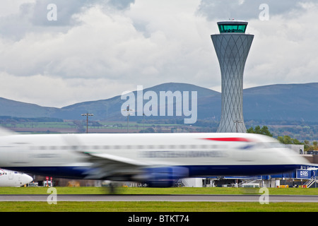 Un British Airways (BA) piano sfocato sulla pista di aeroporto di Edimburgo, Scozia, Regno Unito Foto Stock