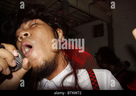 Il cantante di errore 99, una Thai punk band che riproduce lo stile irlandese canzoni, a Bangkok, in Thailandia Foto Stock