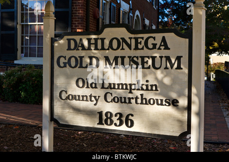 Segno al di fuori della Dahlonega Gold Museum (il vecchio Lumpking County Courthouse), piazza principale, Dahlonega, North GEORGIA, STATI UNITI D'AMERICA Foto Stock