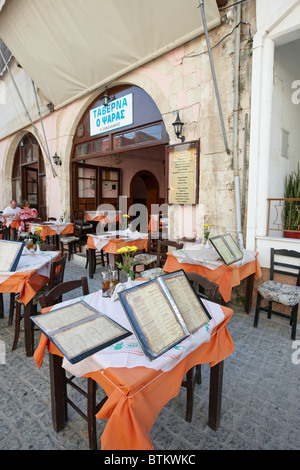 Piccola taverna a Rethymnon. Creta, Grecia. Foto Stock