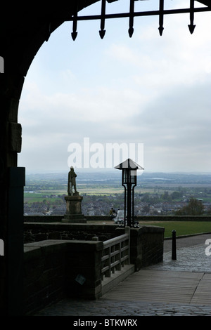Vista di Robert Bruce statua da dentro il Castello di Stirling in Scozia Foto Stock