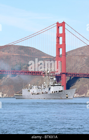 Il Oliver Hazard Perry classe fregata USS Curts (FFG 38) passa sotto il Ponte Golden Gate e la baia di San Francisco Foto Stock