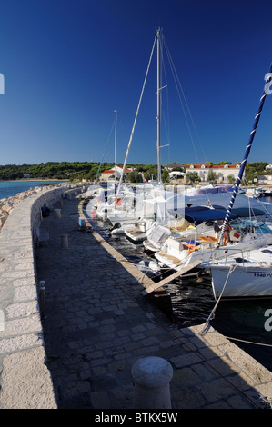 Marina scena, frangiflutti e ormeggiate barche a vela Isola Silba, Croazia Foto Stock