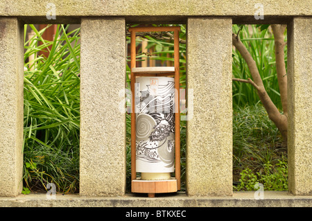 Una recinzione di pietra con una Lanterna di carta, Kyoto JP Foto Stock