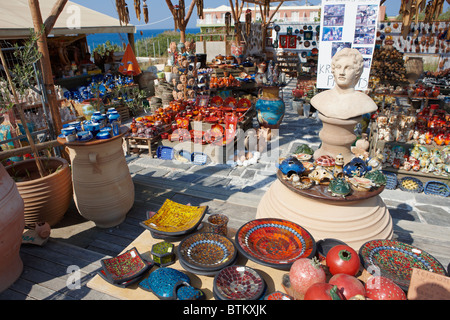 Una selezione di vari oggetti in ceramica fatti a mano esposti in vendita in un mercato all'aperto. Creta, Grecia. Foto Stock