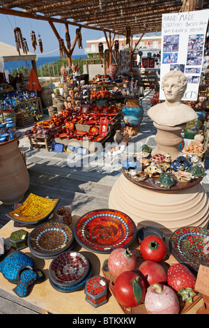 Una selezione di vari oggetti in ceramica fatti a mano esposti in vendita in un mercato all'aperto. Creta, Grecia. Foto Stock