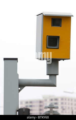 Gatso Speed Camera pictured at a roadside in the United Kingdom. Foto Stock