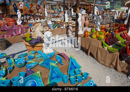 Una selezione di vari oggetti in ceramica fatti a mano esposti in vendita in un mercato all'aperto. Creta, Grecia. Foto Stock