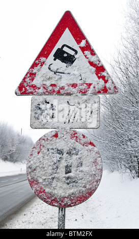 Una strada innevata segno slick o strada ghiacciata in inverno Foto Stock