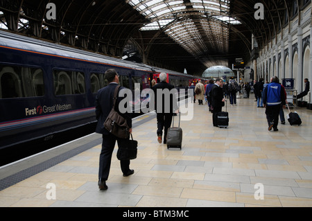 La stazione di Paddington a west London un primo grande Western treni passeggeri & dello sbarco di passeggeri sulla piattaforma Foto Stock