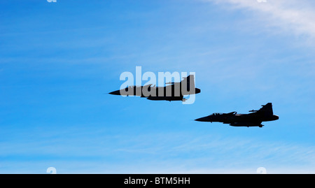 Due velivoli JAS 39 Gripen in cielo blu Foto Stock