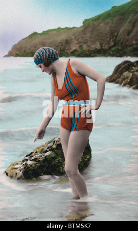 Foto storiche (1910) di una donna sulla spiaggia Foto Stock