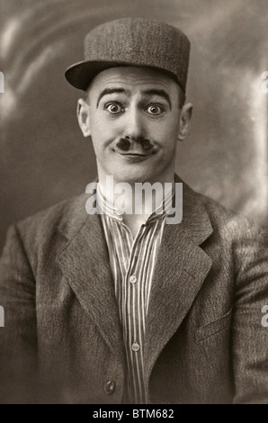 Foto storiche (1910) di un uomo di ridere Foto Stock