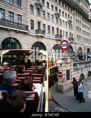 6x4,5cm i turisti in visita a Londra in double decker bus vicino a Baker Street metro stazione della metropolitana Foto Stock