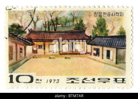 Corea del Nord - circa 1973: un timbro stampato in Corea del Nord mostra immagine di case nel luogo di nascita di Kim Il Sung circa 1973. Foto Stock