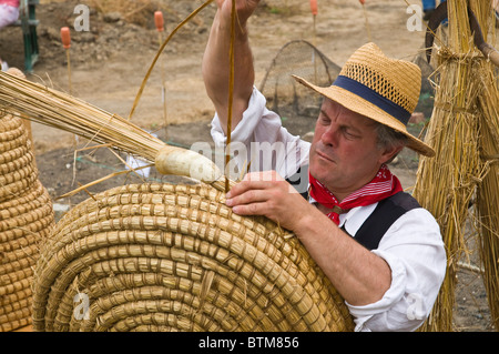 Dh cucina in stile vittoriano giardino parco SAUMAREZ GUERNSEY alveari uomo realizzare paglia lavoratore skep alveare alveare regno unito Foto Stock