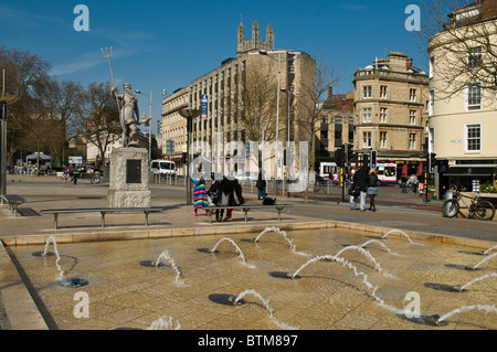 dh St Augustines Parade CITY BRISTOL People relax Bristol Broad Quay City Centre fontane Neptunes statua regno unito Foto Stock