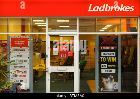 Ladbrokes betting shop allibratore, Cardiff Wales UK Foto Stock