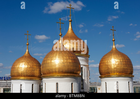 Cupole dorate di Uspensky sobor (cattedrale della Dormizione o Cattedrale dell'Assunzione). Il Cremlino di Mosca, Russia. Foto Stock
