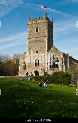 dh Bristol Castle Green Park CITY BRISTOL persone rilassarsi nel parco e St Peters Chiesa chiese esterno regno unito Foto Stock