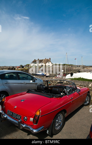 Dh MG auto MG 1972 MGB Roadster softtop classic sportscar opentop Foto Stock