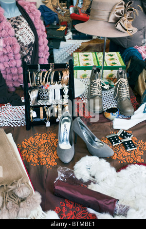 Articoli per la vendita su un mercato in stallo Monza Italia Foto Stock