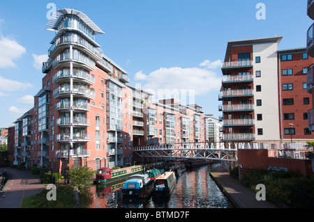 Complesso di appartamenti situato sopra il canale al King Edward's Wharf a Birmingham, Regno Unito. Foto Stock