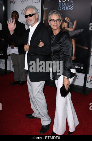 CHRISTOPHER GUEST Jamie Lee Curtis amore e altre droghe in prima mondiale. AFI FEST 2010 apertura notturna HOLLYWOOD Los Angeles CA Foto Stock