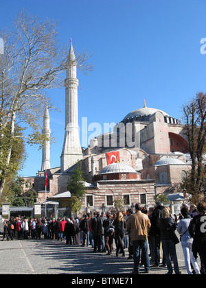 ISTANBUL, Turchia. Una lunga fila di turisti in coda sulla piazza di Sultanahmet per entrare nel Museo di Haghia Sophia. 2010. Foto Stock