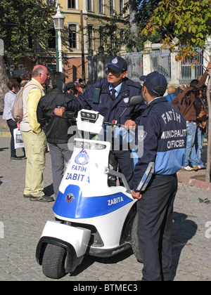 ISTANBUL, Turchia. Poliziotti turchi, uno su un T3 movimento valvola del circuito per la sterzatura di emergenza, nel quartiere di Sultanahmet. 2010. Foto Stock