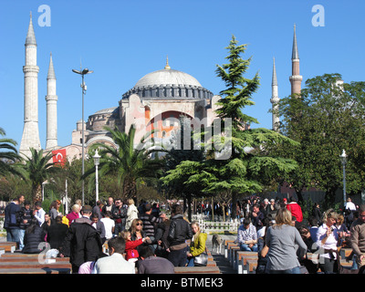 ISTANBUL, Turchia. I turisti al di fuori del Museo Hagia Sophia nel quartiere di Sultanahmet. 2010. Foto Stock