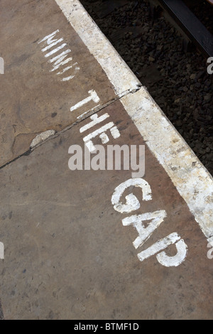 Mente il divario segno a Pickering Stazione ferroviaria North Yorkshire Moors England Regno Unito Foto Stock