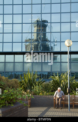 La Shard in costruzione, che si riflette in un altro edificio. Quando si è cimentato nel 2012 sarà dell'Europa edificio più alto Foto Stock