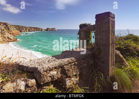 Parete in primo piano e il pilastro al Porthcurno Beach, Cornwall. Home dell'aria aperta Minack teatro e il museo del telegrafo Foto Stock