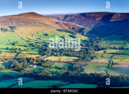 Il villaggio di Edale & la valle Edale supportata da Kinder Scout, Parco Nazionale di Peak District, Derbyshire, England, Regno Unito Foto Stock