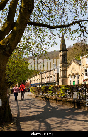 Giovane camminando lungo North Parade di Matlock Bath nel distretto di Peak Derbyshire England Regno Unito Foto Stock