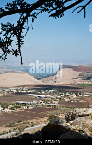 Terreni agricoli israeliani, le scogliere di Arbel e il mare di Galilea visto dalle corna di Hittim nel nord di Israele. Foto Stock