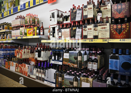 Il Regno Unito, l'Europa. Le bottiglie di vino per la vendita in scatole sugli scaffali del supermercato Foto Stock