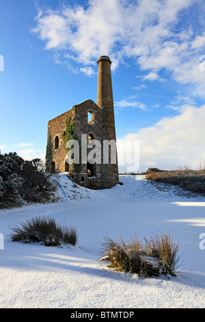 La casa del motore sul regno Downs in Cornovaglia catturato dopo una nevicata Foto Stock