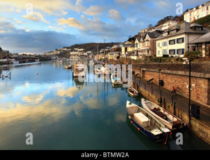 Looe fiume catturato poco dopo l'alba su un ancora gli inverni di mattina Foto Stock