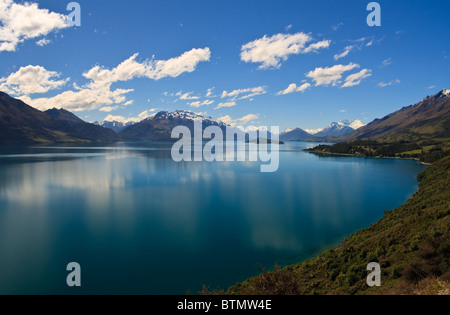 Vista panoramica del Lago Wakatipu con il Sud delle Alpi in background vicino a Queenstown, Isola del Sud, Nuova Zelanda Foto Stock