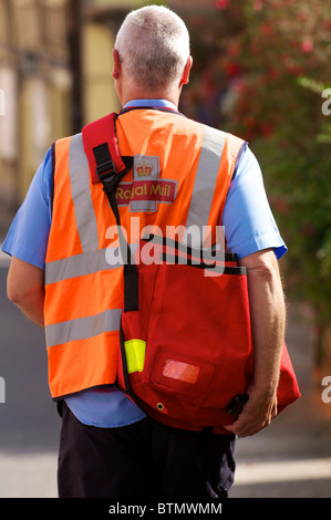 Royal Mail portalettere nella Storica Suffolk villaggio di Lavenham Foto Stock