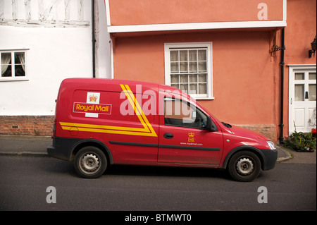 Sul lato di un Royal Mail Delivery Van nella Storica Suffolk villaggio di Lavenham Foto Stock
