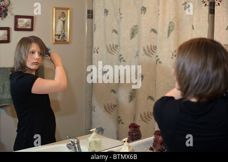 Una ragazza adolescente prepararsi in bagno Foto Stock