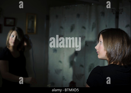 Una ragazza adolescente prepararsi in bagno Foto Stock